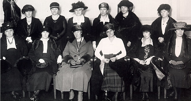 womanjury.jpg (71357 bytes)