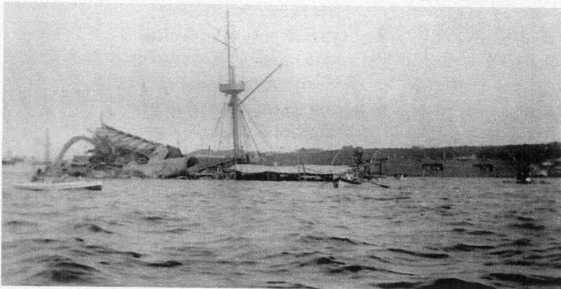 Goņi 's photograph of the destroyed MAINE courtesy of Jose Poncet
